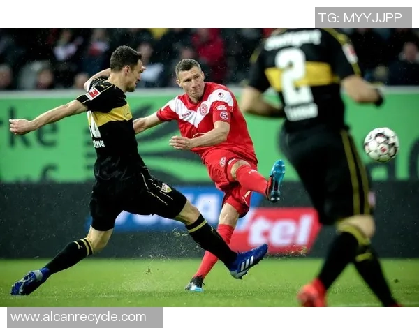 汉堡队与维尔茨堡踢球者的激烈对决展现足球魅力与团队精神